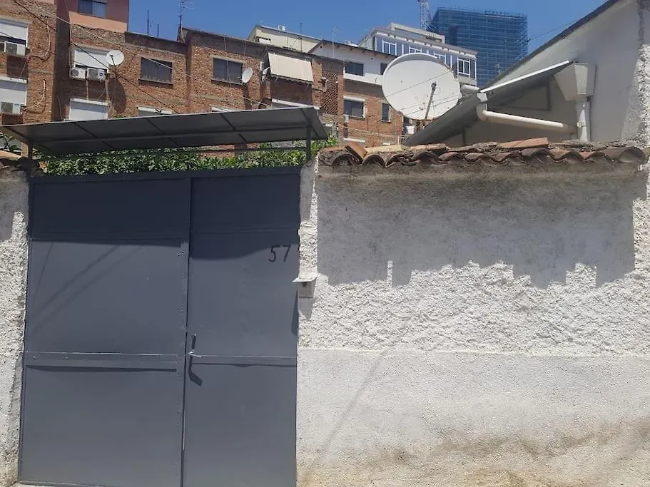 Centrally Located Lemon House Tirana 0*,